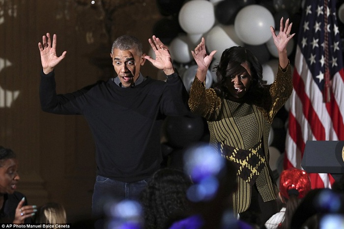 Halloween: Barack & Michelle Obama dance to Michael Jackson`s Thriller -VIDEO